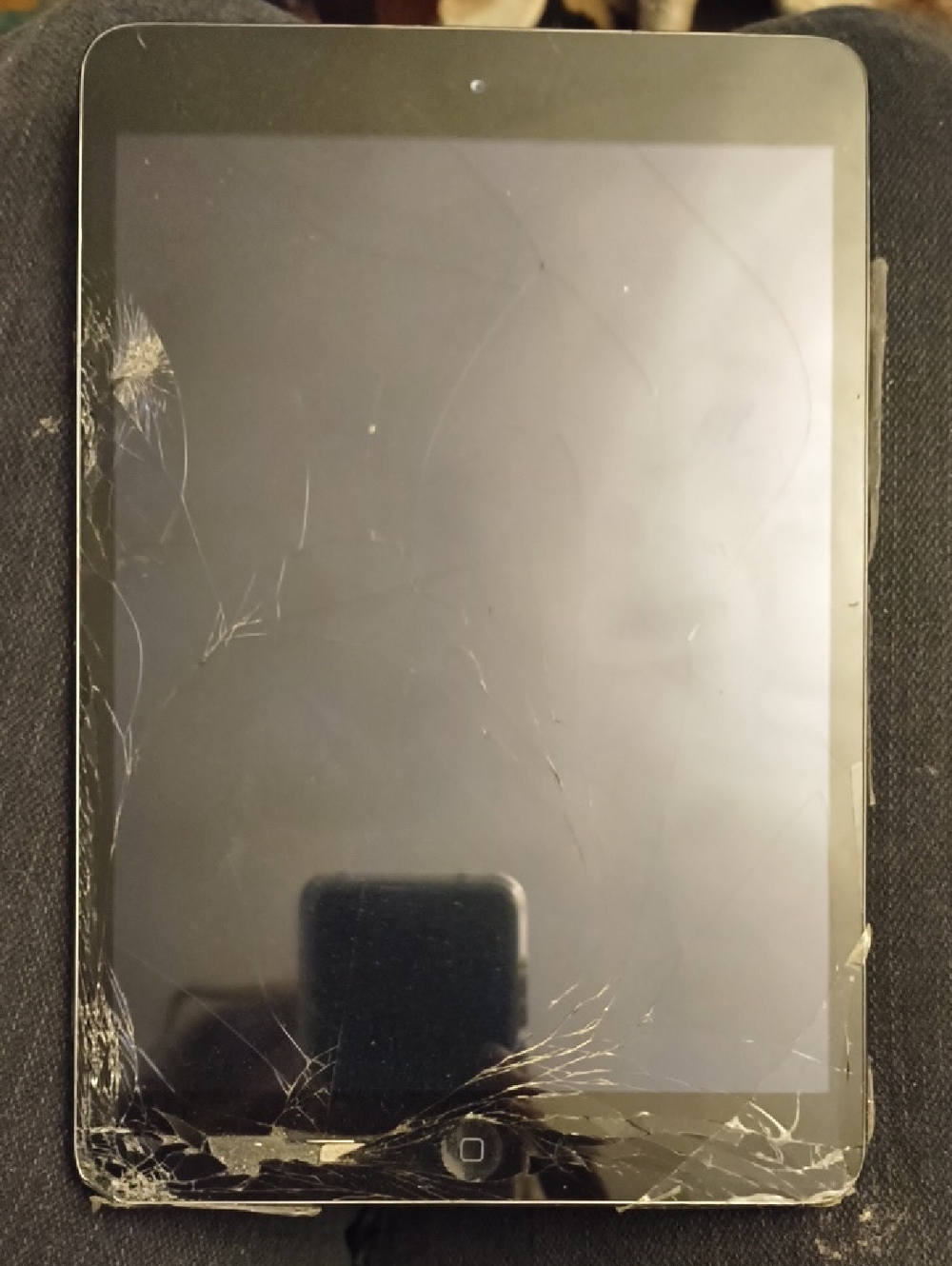 Apple IPAD Black Tablet with Cracked Screen